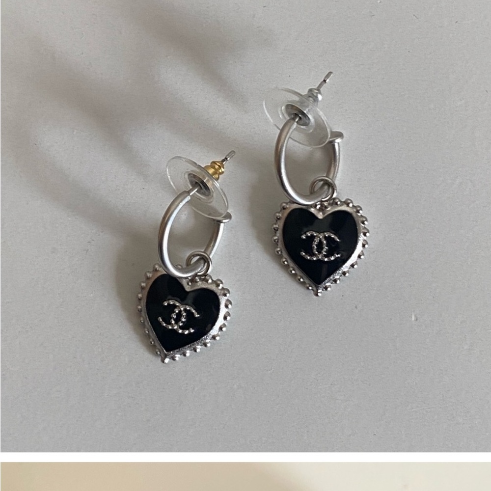 In search of: these CHANEL earrings have a sentimental value to me - Picture 2 of 3